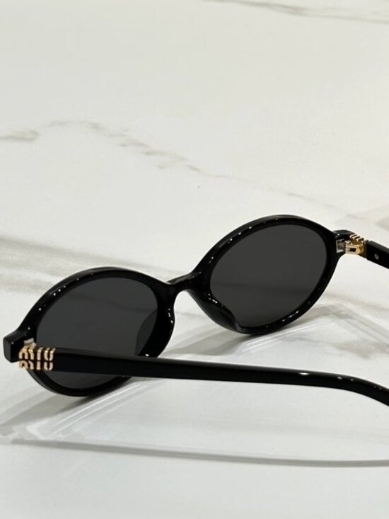 NWT   Miu Miu Black Sunglasses with Pink Velvet Case main image 4